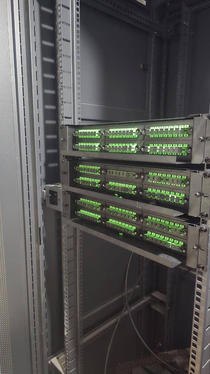 Paneles de fibra óptica en rack